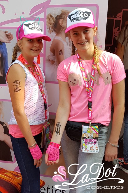 2 filles avec un tatouage temporaire